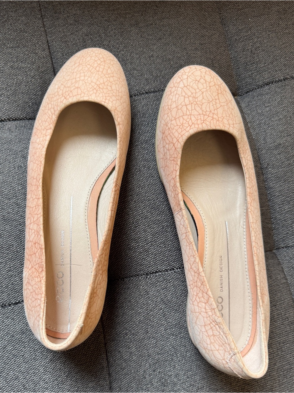 Ecco peach flats
